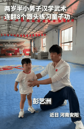 穿着尿不湿连翻8个侧手翻！2岁半河南萌娃火遍全网，人民日报都忍不住点赞：这