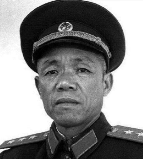 1949年，韩先楚回乡探亲时，在人群中没看见发小吴海洲，便大声询问：“海洲呢？他