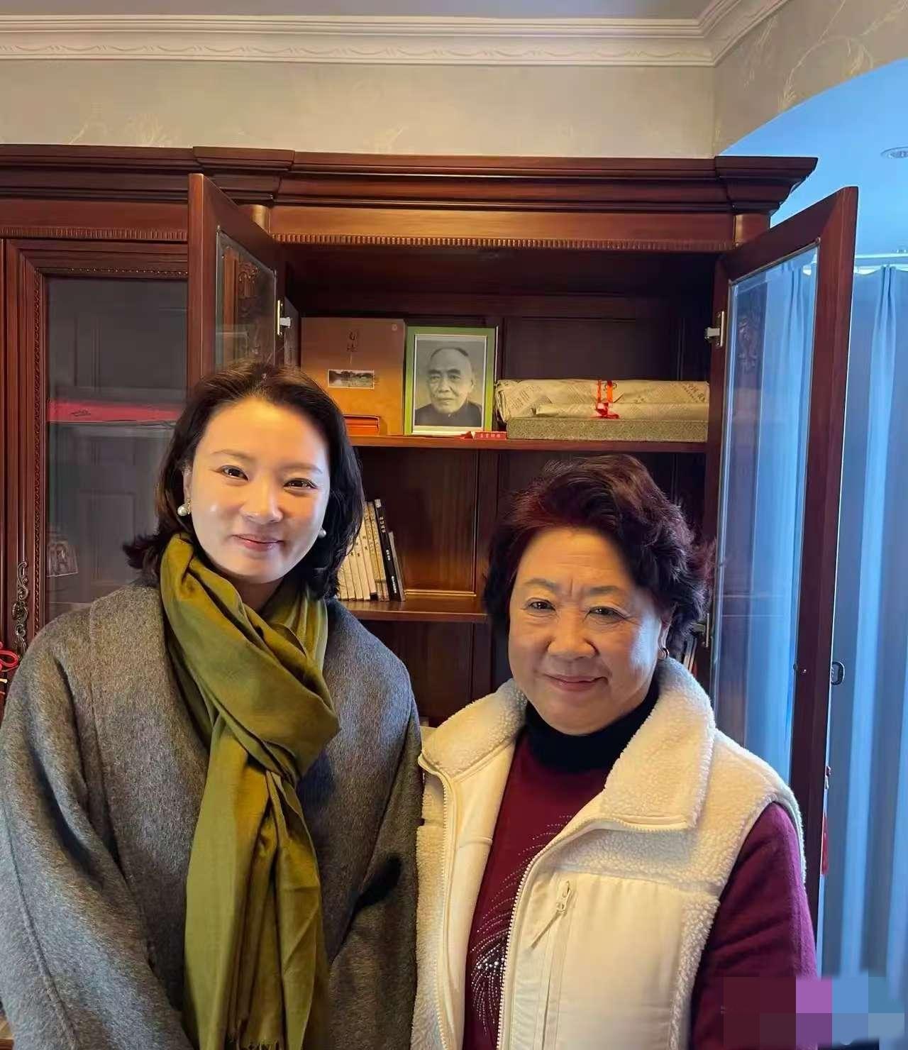 这反转来得可真快，前脚刚被庞家后人亲自打假，后脚主持人刘芳菲就去了苏州，这一