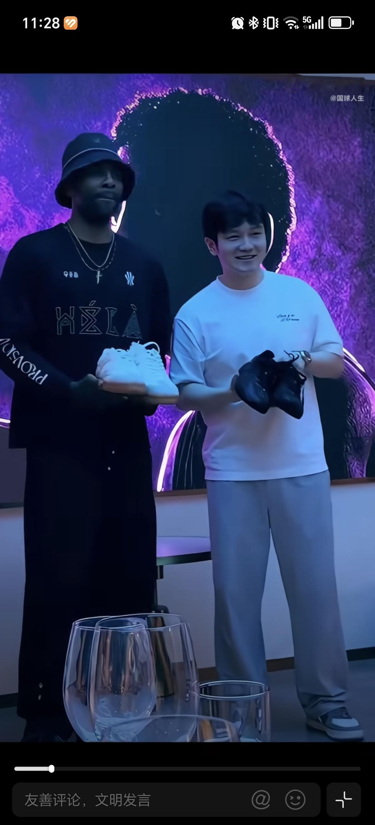 6月23日樊振东和最近在举办中国行的欧文互赠球鞋，樊振东这是​​​悄咪咪的又干