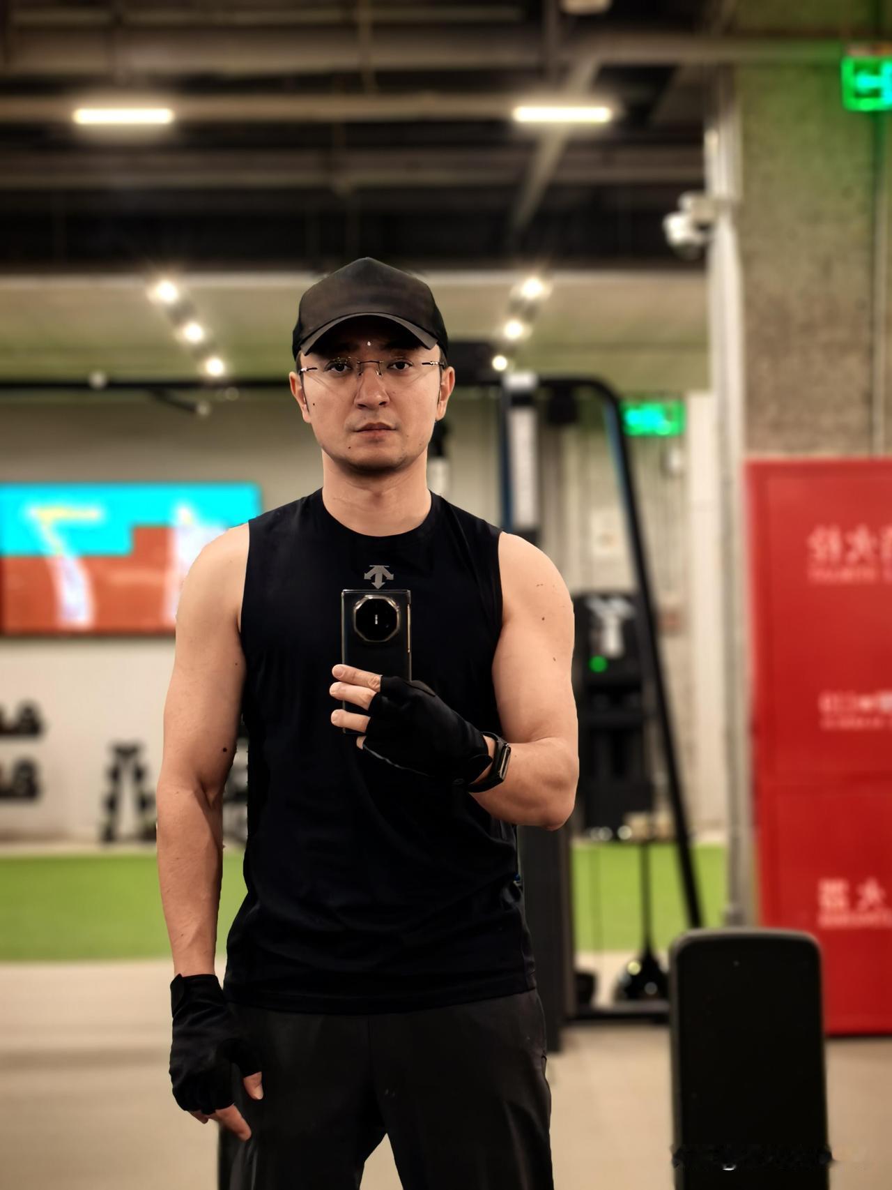 12月4日，央视主持人尼格买提发文说：“也是有点肉的人了，30+，这样可以了。”