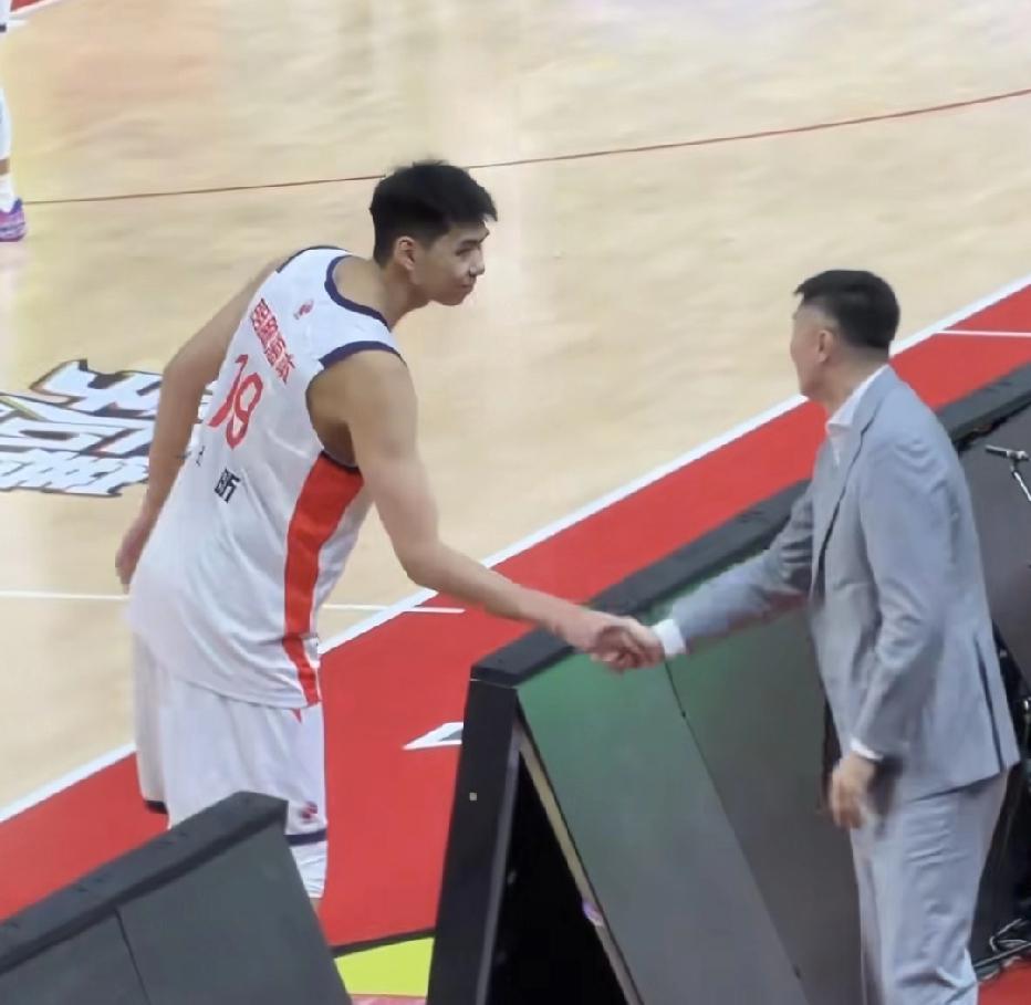 目前看来广东宏远租借徐昕是多赢局面。今天徐昕赛后与杜锋握手，贡献13+11，也宣