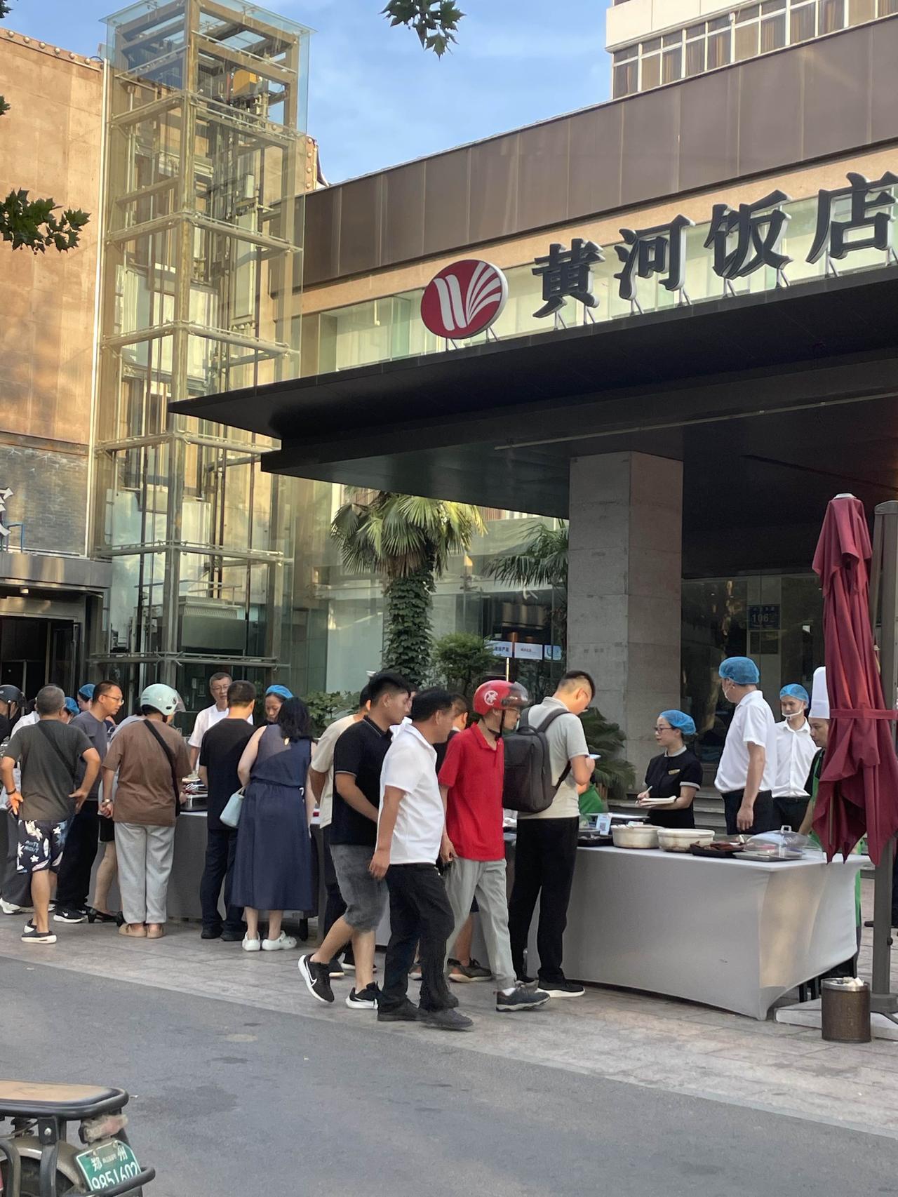 郑州中原路黄河饭店外摆，下午四点半厨师和服务员开始上菜，五六点顾客围得水泄不通，