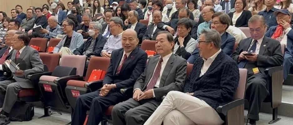 台湾地区前外务部门负责人胡志强今天举行《我是胡志强，今天来报到》新书发表会，台湾