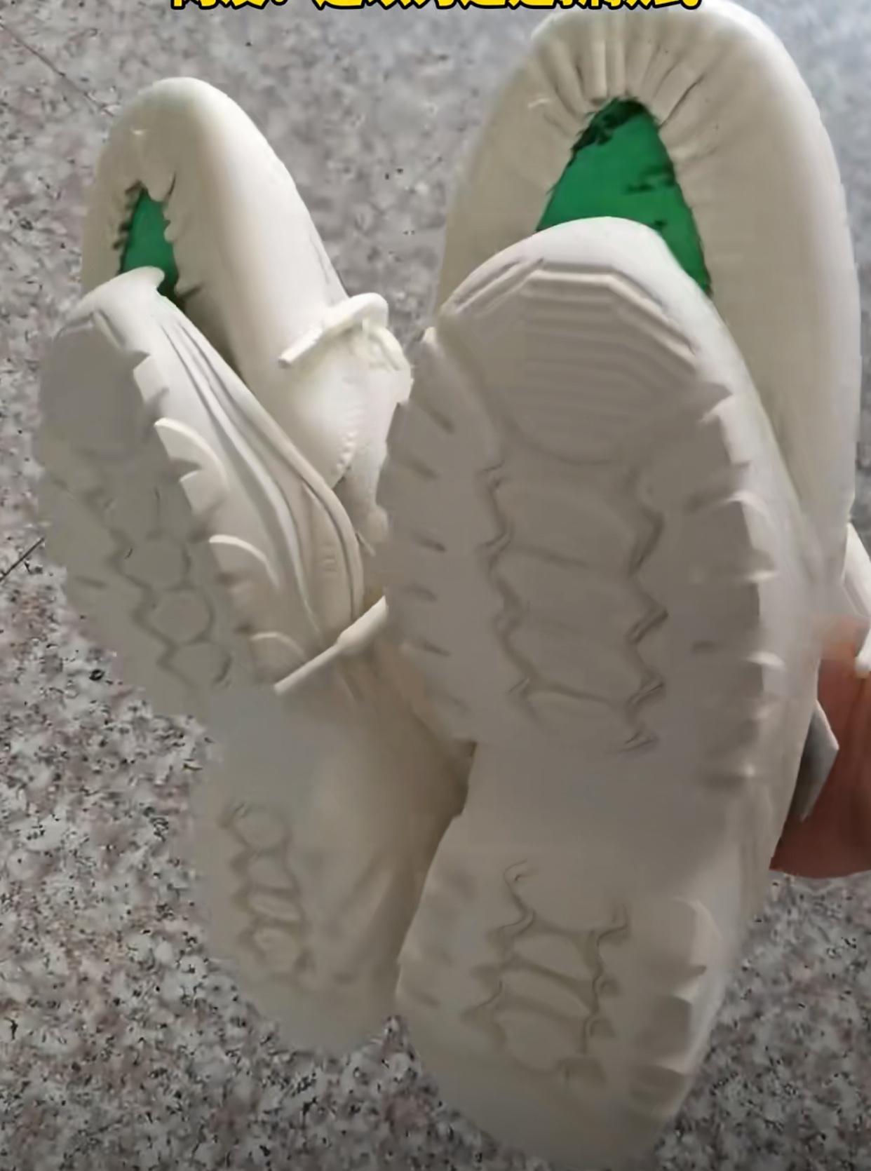 你以为这是巴黎世家新款鞋吗？错了，这是一个打工人的心酸苦楚鞋好嘛！现在连