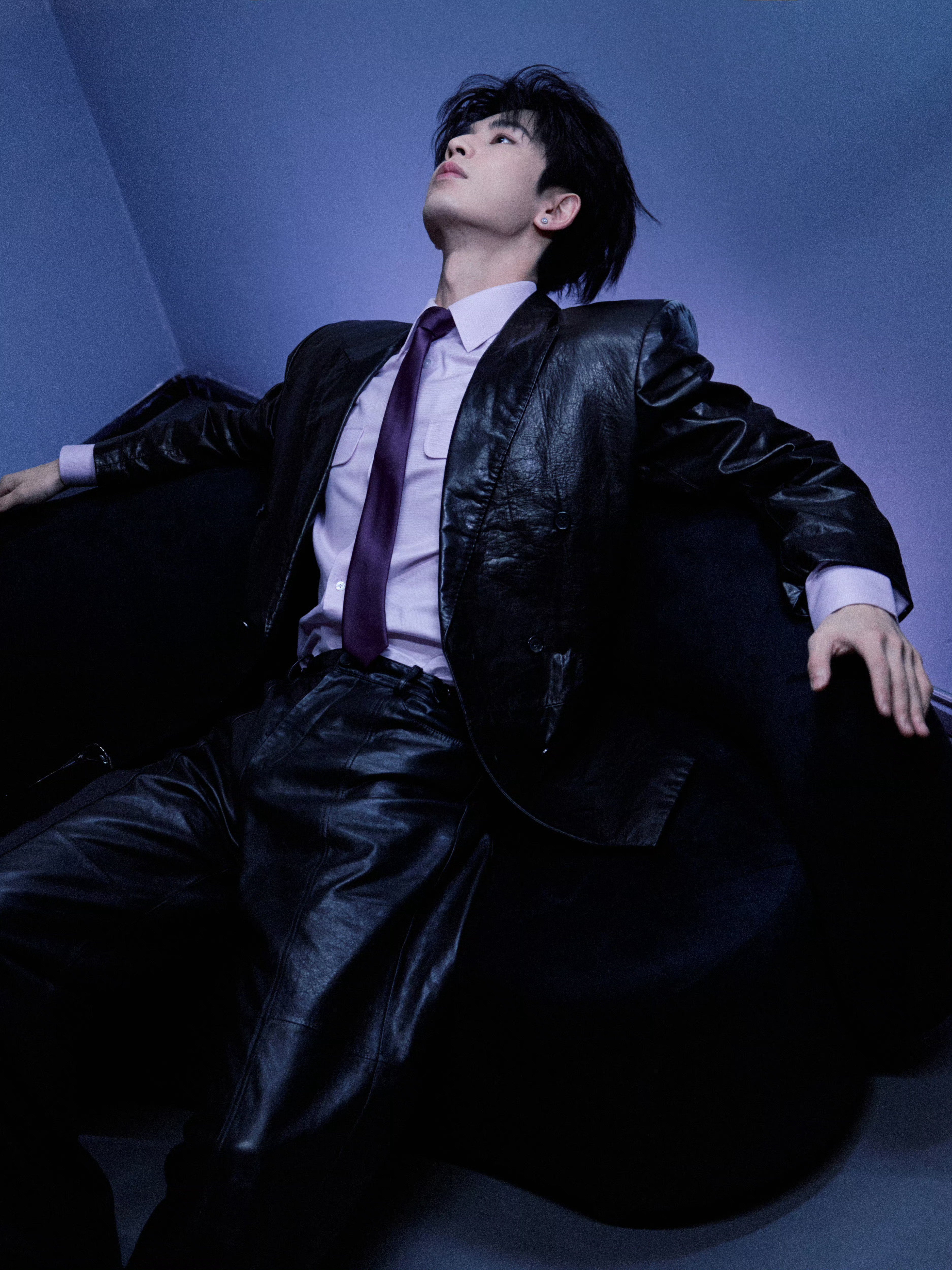 张凌赫贴的耳钉掉了张凌赫今日造型图集~此男太权威了！完全瓦男神