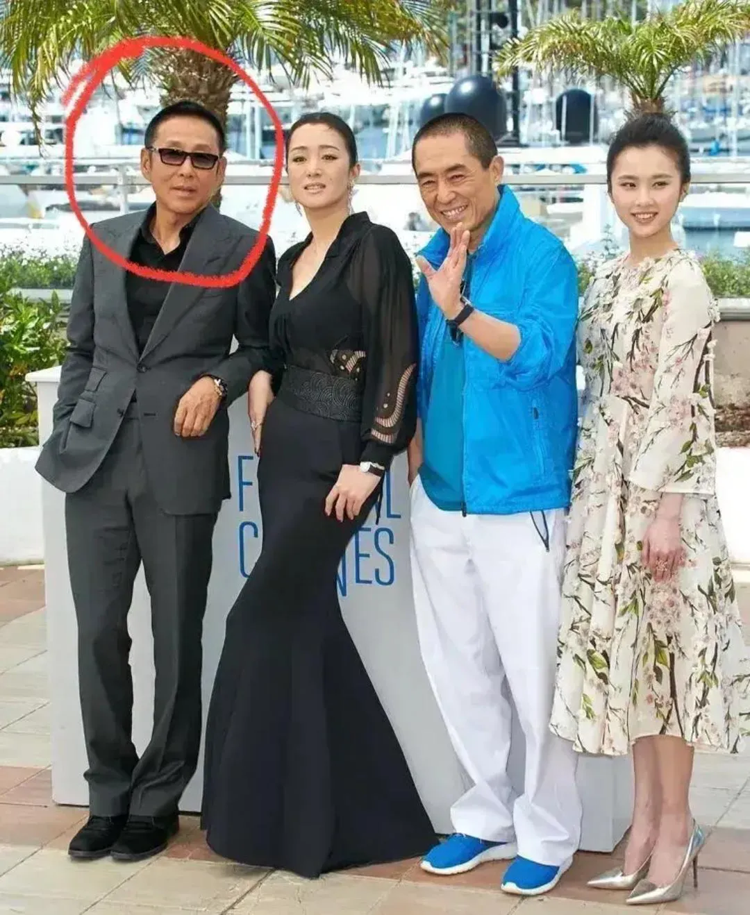 图片中从左到右依次是：陈道明，巩俐，张艺谋，老谋子旁边的小女子是谁？？猜出来算你