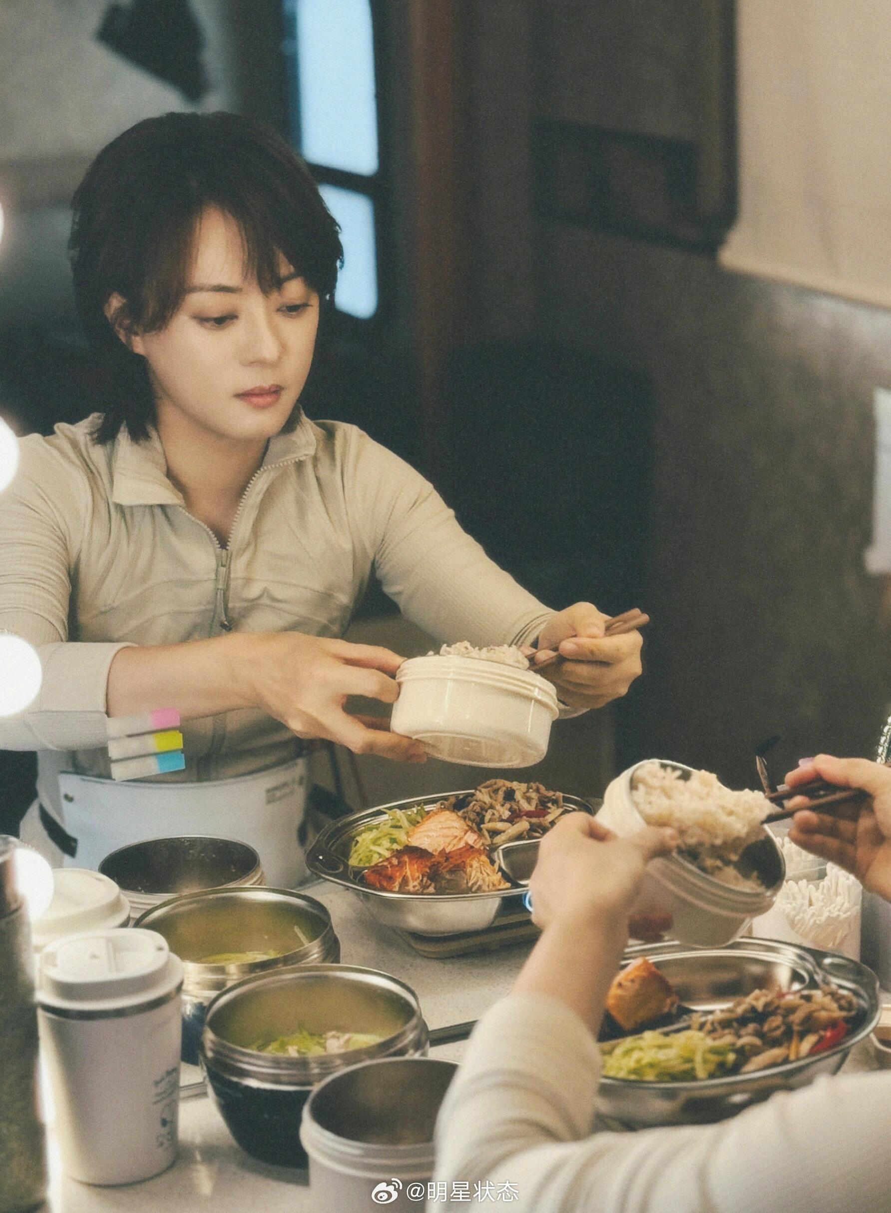 我说孙俪这饭量有点大，她请我善良⋯开工缝隙一边继续认真看剧本的much姐问了三次