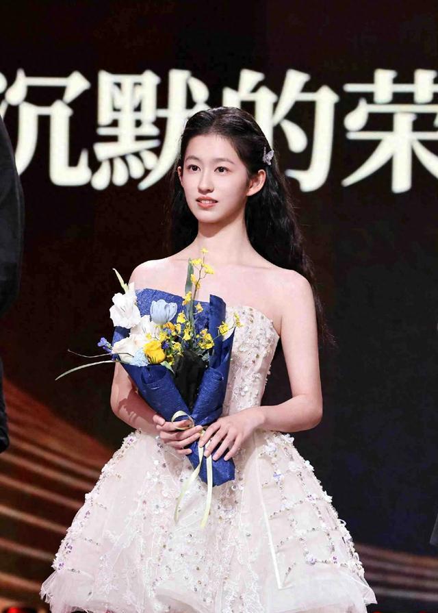 杨亚洲钦点！她凭《沉默的荣耀》一夜爆红最近重刷《沉默的荣耀》，林小满那三秒没