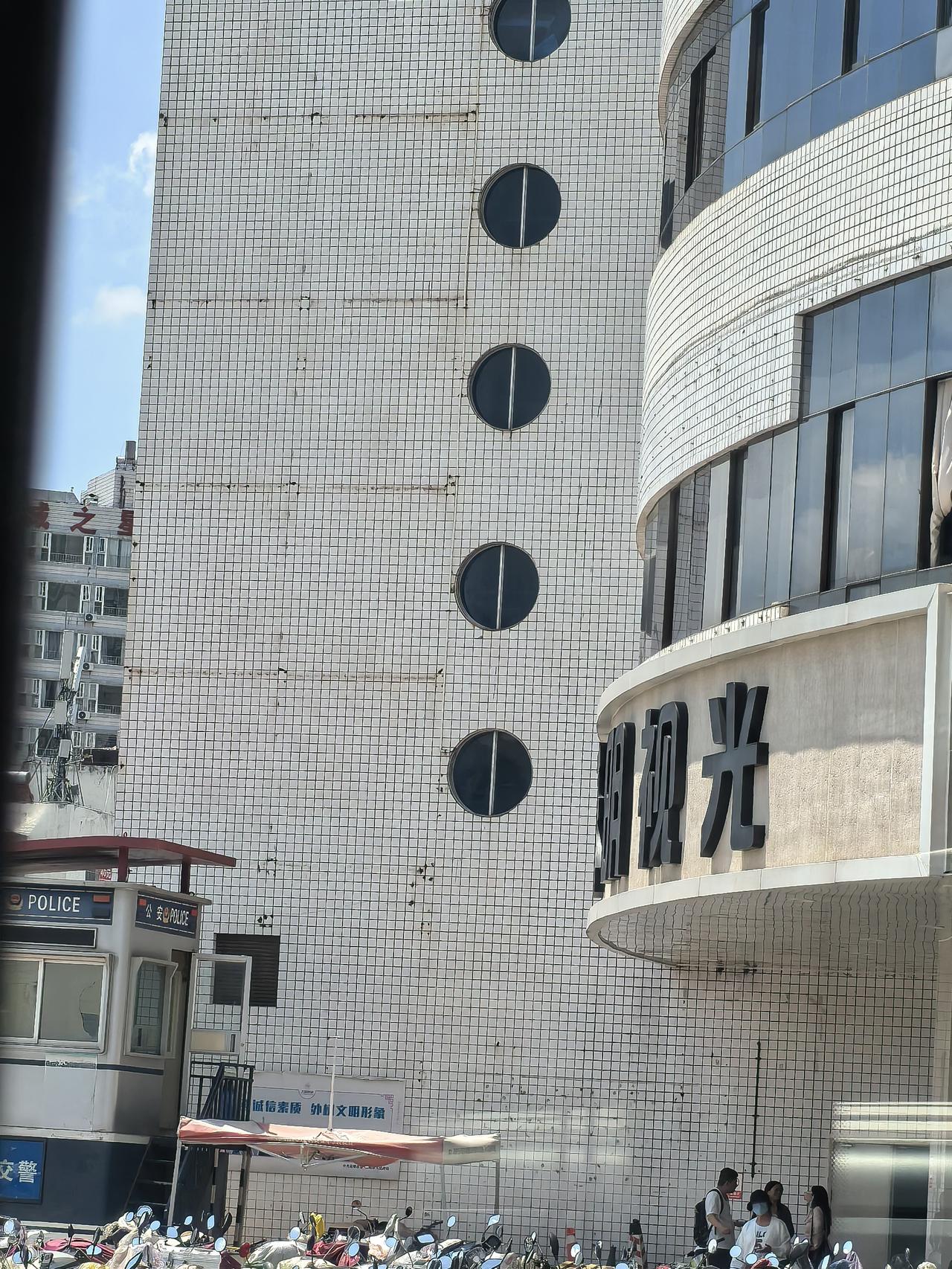 这个房子建筑的规划设计把这个窗户都设计成圆形的，应该是挺讲究的。大家说窗户口圆形
