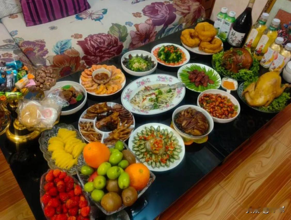 我感觉年夜饭根本就不用准备主食。我家除夕是中午吃年夜饭，肯定是鸡鸭鱼肉一大桌