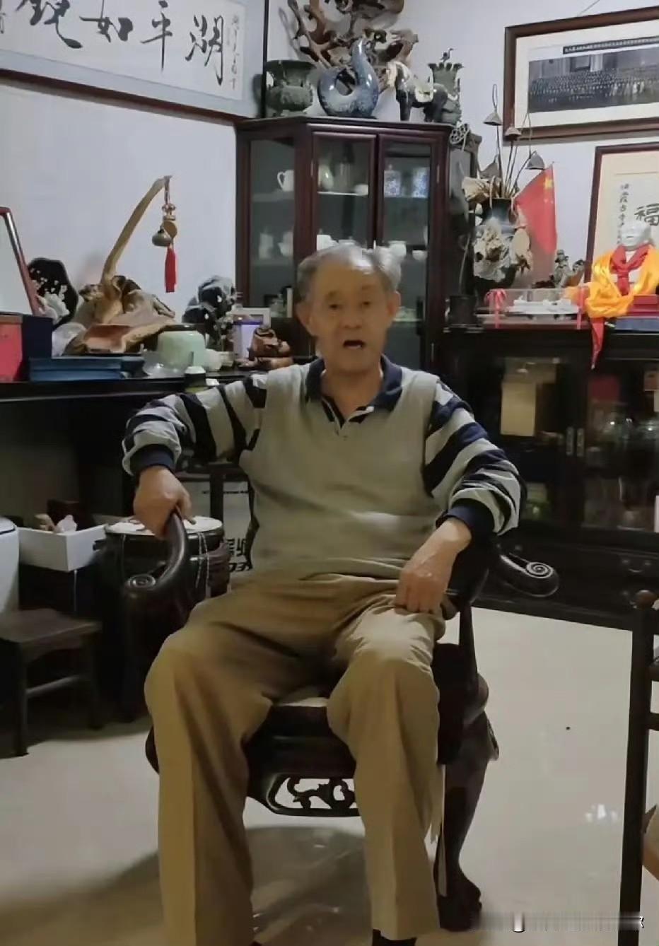 徐湖平，这签名总不能是笔自己动的吧？八十多岁的人了，面对《江南春》画卷的风波，开