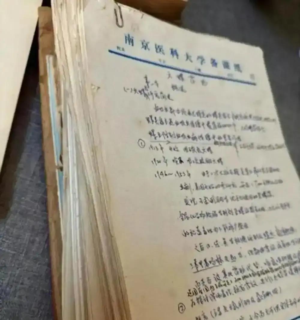 南京一女子冯源在废品站发现一摞发黄的手稿，她问摊主：“这多少钱？”老板随口答道：“没人要，按废纸价给