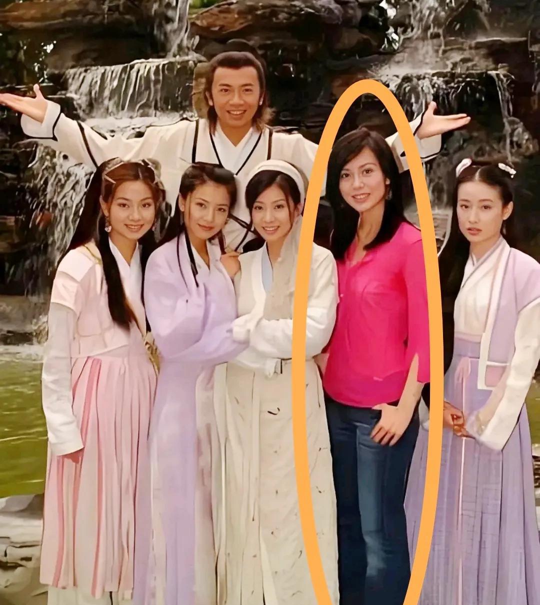 突然明白高个子有时会惹人“烦”了，哈哈！看这张早期苏有朋和几位美女的合影照片，本