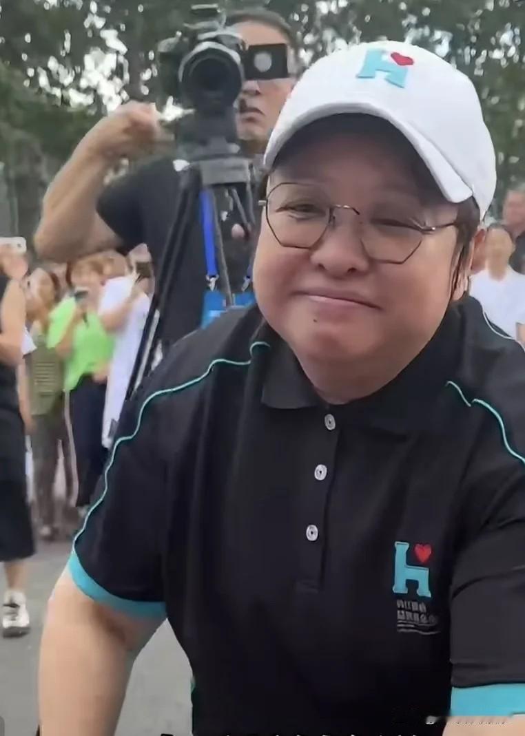 韩红就是太心急了，刚给冯小刚“走个面”看风向不对，就赶紧做公益百人援蒙，阵仗太大