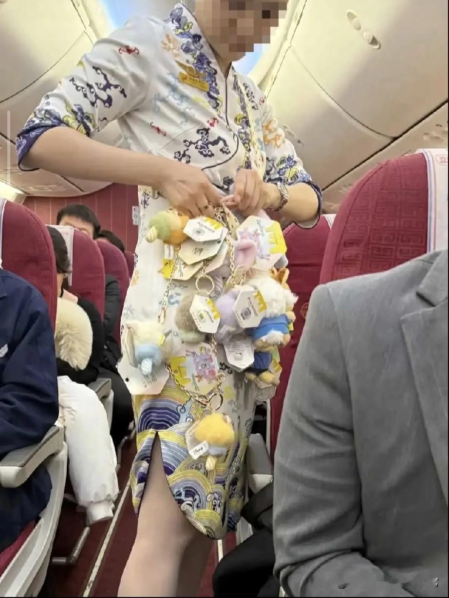 空乘小姐姐挂满玩偶卖货，谁看了不心疼！刚下飞机，这一幕我缓了好久才平复心情