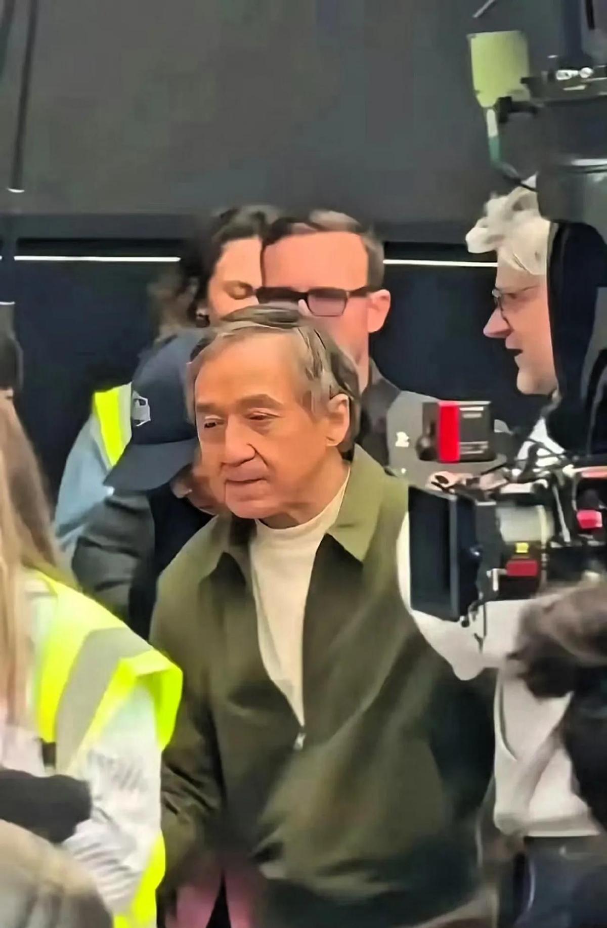 房祖名不拍戏了，躲幕后搞投资。吴卓林在加拿大卖汉堡，没喊穷，也没靠爹。成龙视