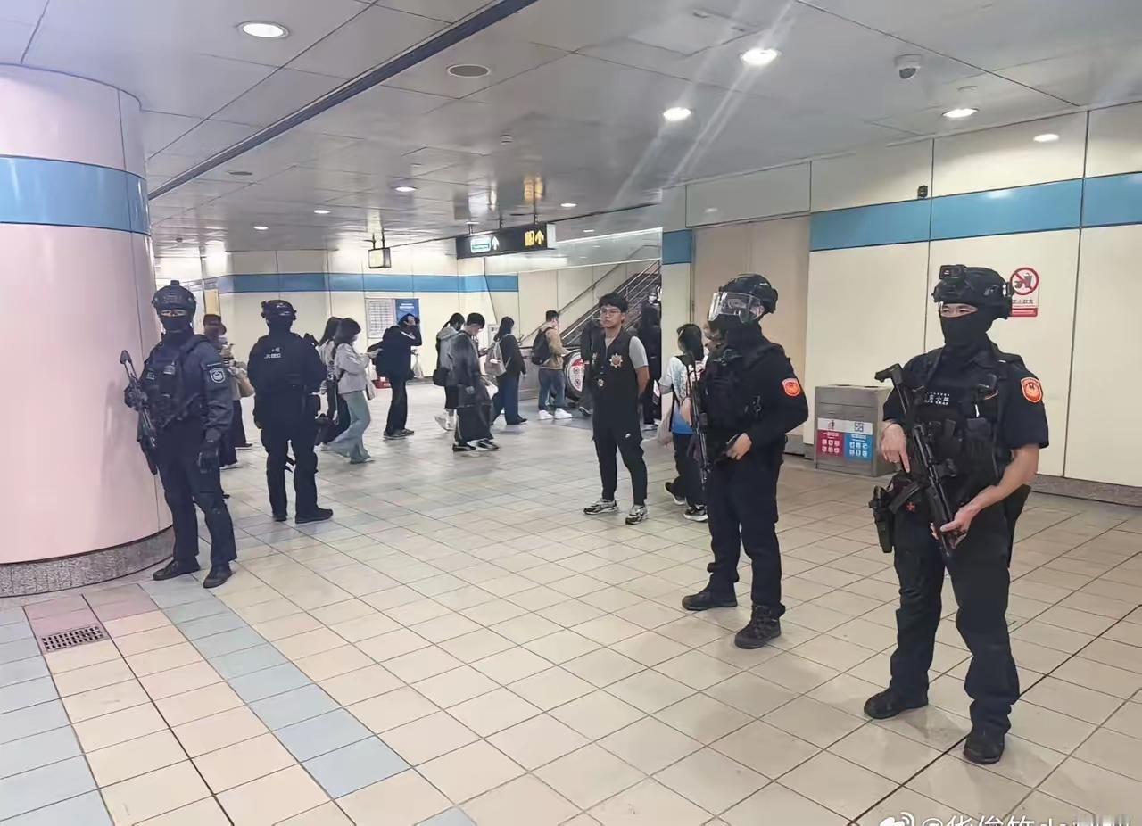 台北地铁杀人事件后，大批警察进入地铁，甚至车上也有固定的警察维持秩序，那些嘲笑