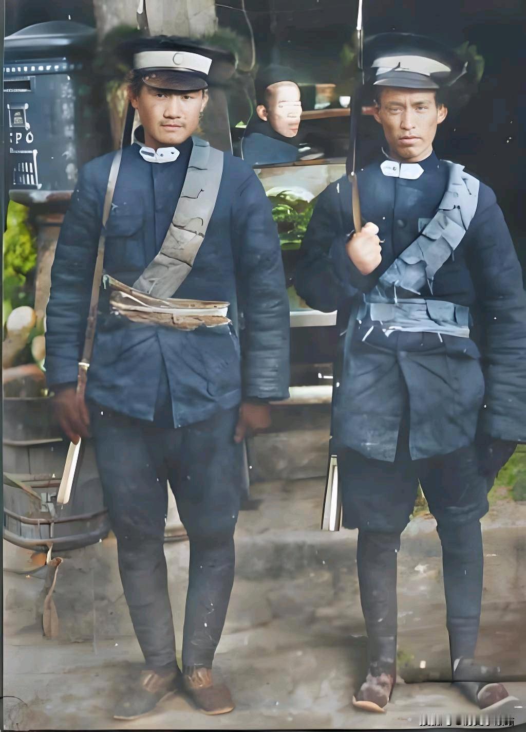 这是满清的带刀警察，穿着史上最丑的警服坚守岗位，他们目光无神，面色蜡黄，身体削弱