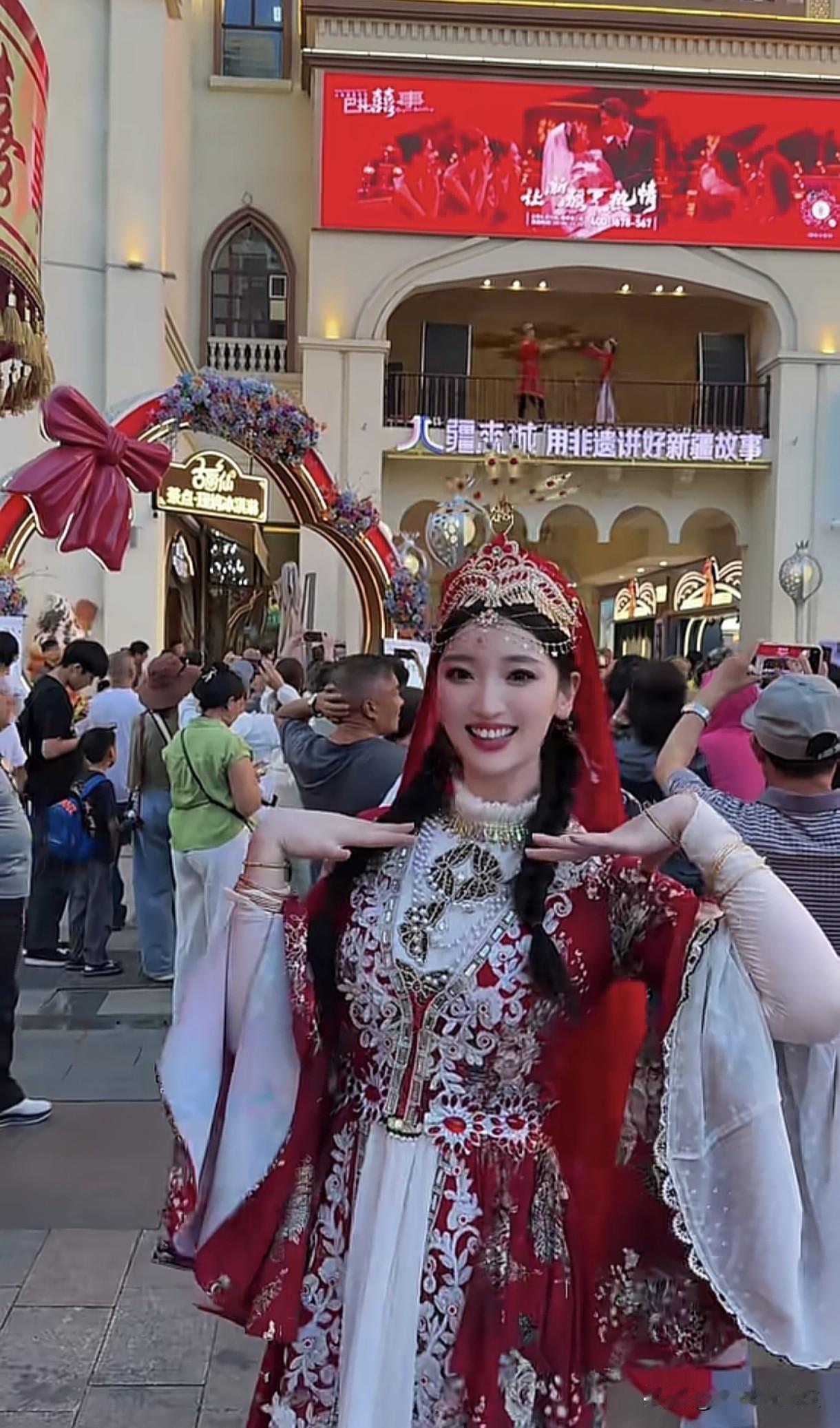 抖音美女博主打卡新疆乌鲁木齐国际大巴扎！晒图笔记大赛大巴扎街拍大巴扎拍照姿势