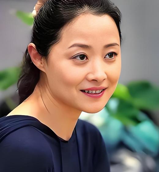 刘蓓拍完戏收工的时候都凌晨了，经纪人跟她说：“赵宝刚导演叫你去他房间一下！”刘蓓