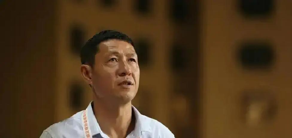 清洗，从更衣室开始。成都蓉城没有给功勋告别的时间。直接解雇黎兵、姚夏，请来罗马尼