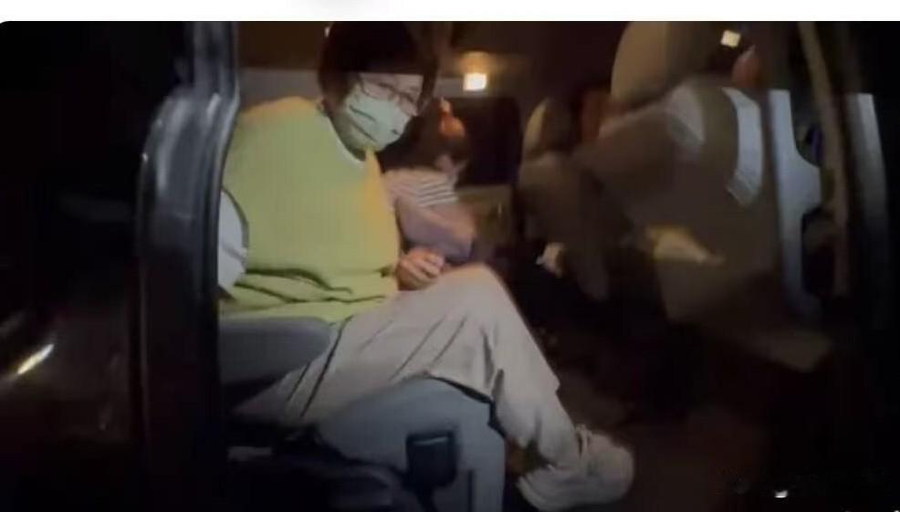 郑汝芬100万交保谢家接人谢衣鳯未现身彰化地方法院经过连夜审讯，谢典霖及