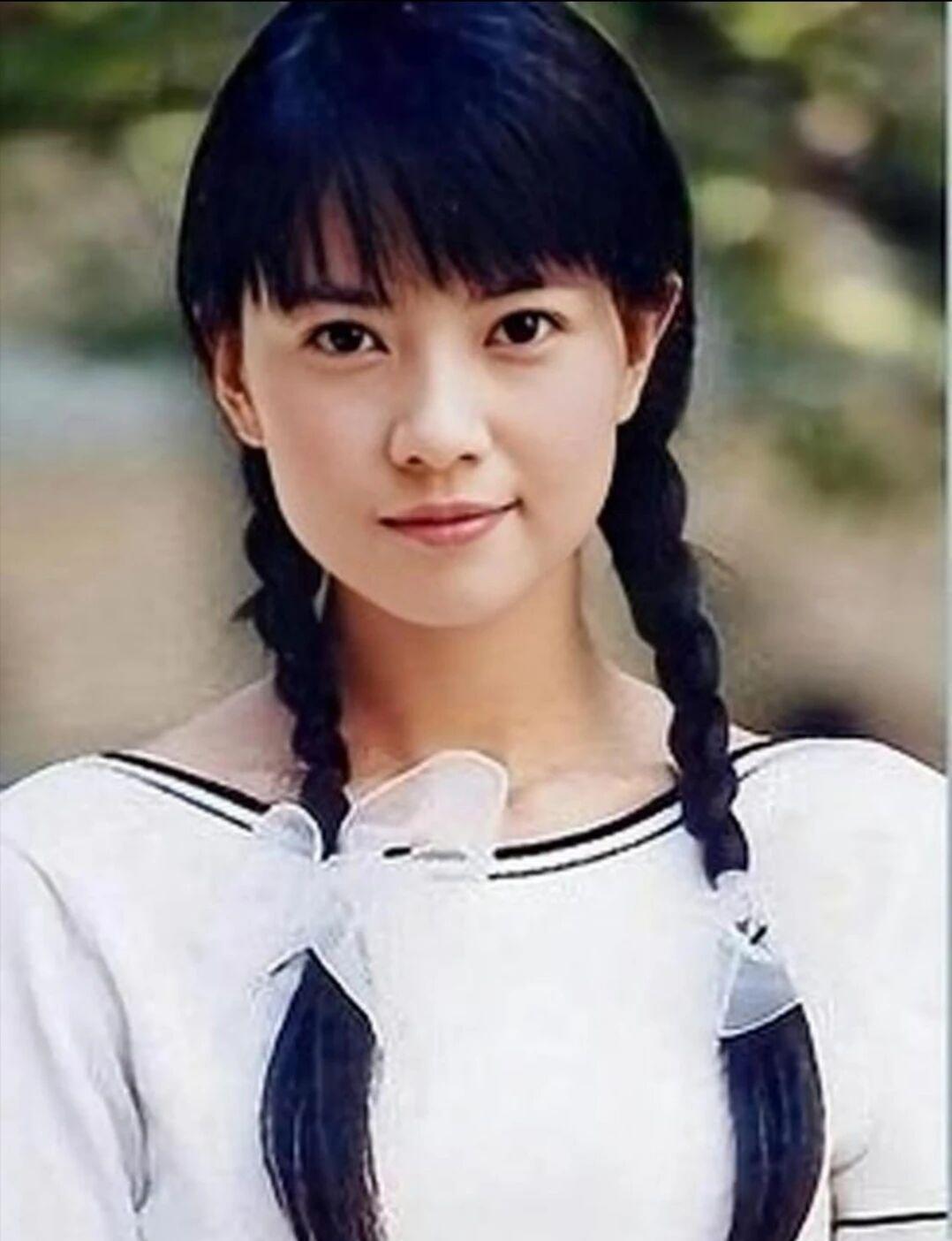 高圆圆17岁旧照太靓，网友：想和赵又廷单挑高圆圆17岁时的青涩旧照，眉眼干净、气