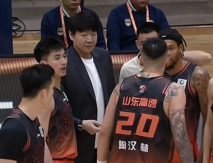 邱彪迎来考核之年，山东休赛期全力补强邱彪当初接手山东男篮时，俱乐部便与其达