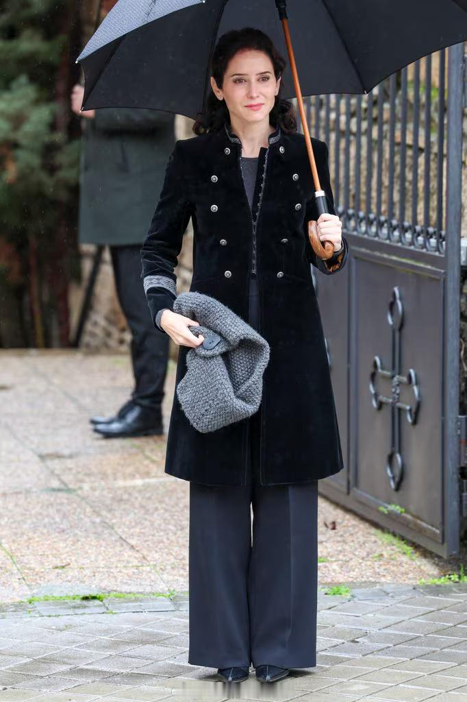 马德里大区主席阿尤索、马德里市长阿尔梅达和妻子特蕾莎，出席艾琳公主的告别仪式，