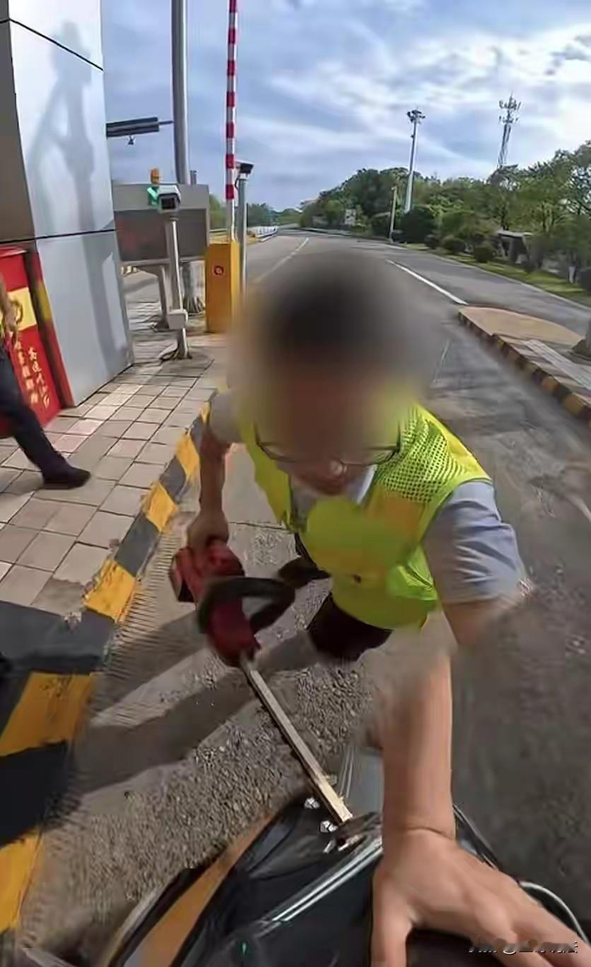 “闹大了！”江西赣州，一摩托车进入高速收费站，被一工作人员拦住，工作人员拿着把电