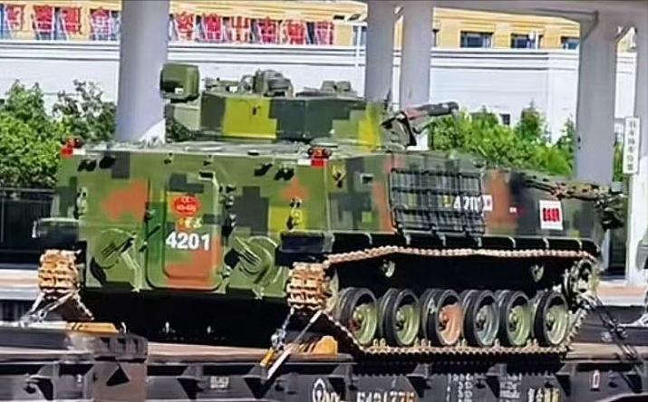 陆军又一个老装备持续改进的例子。这是04步兵战车的改装，在炮塔后部增加了一个供车