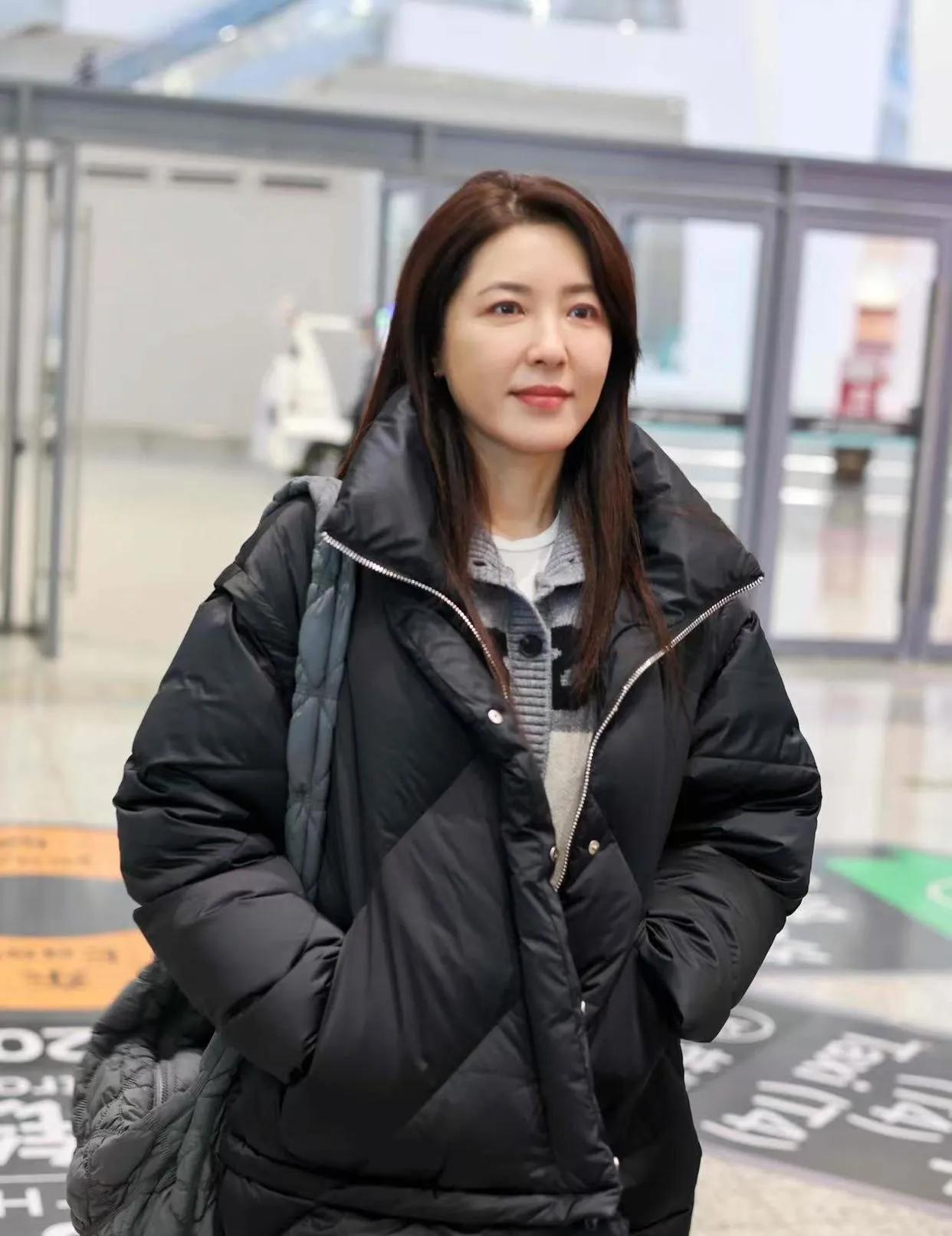 普通人照搬曾黎这套穿搭，直接赢麻了黑色长款羽绒服+格纹毛衣+牛仔裤，保暖又