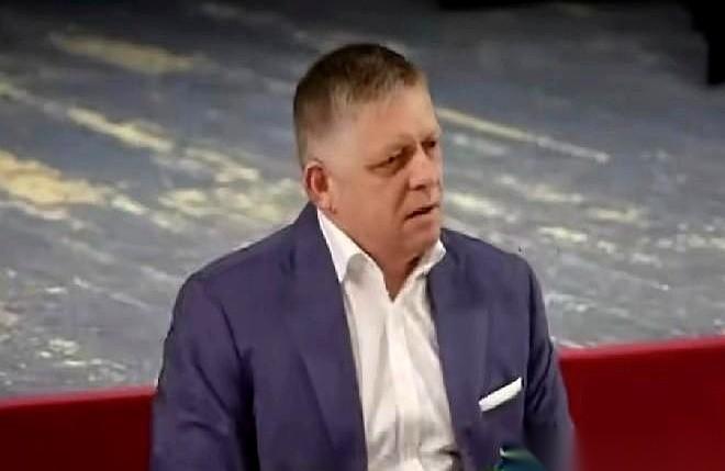 斯洛伐克总理菲佐，当着一群学生的面，直接捅破了天：欧盟想把俄罗斯“削弱、击垮”，