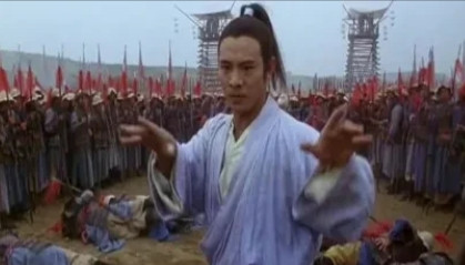 在1993年的时候，有一次，李连杰走在大街上，看到了一家影像店，里面正在播放一部