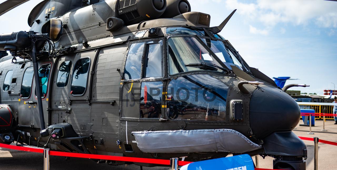 纯纯的法国货，H225M绰号“狞猫”。机头下面那块浅色的“布”是救生筏，据说落水