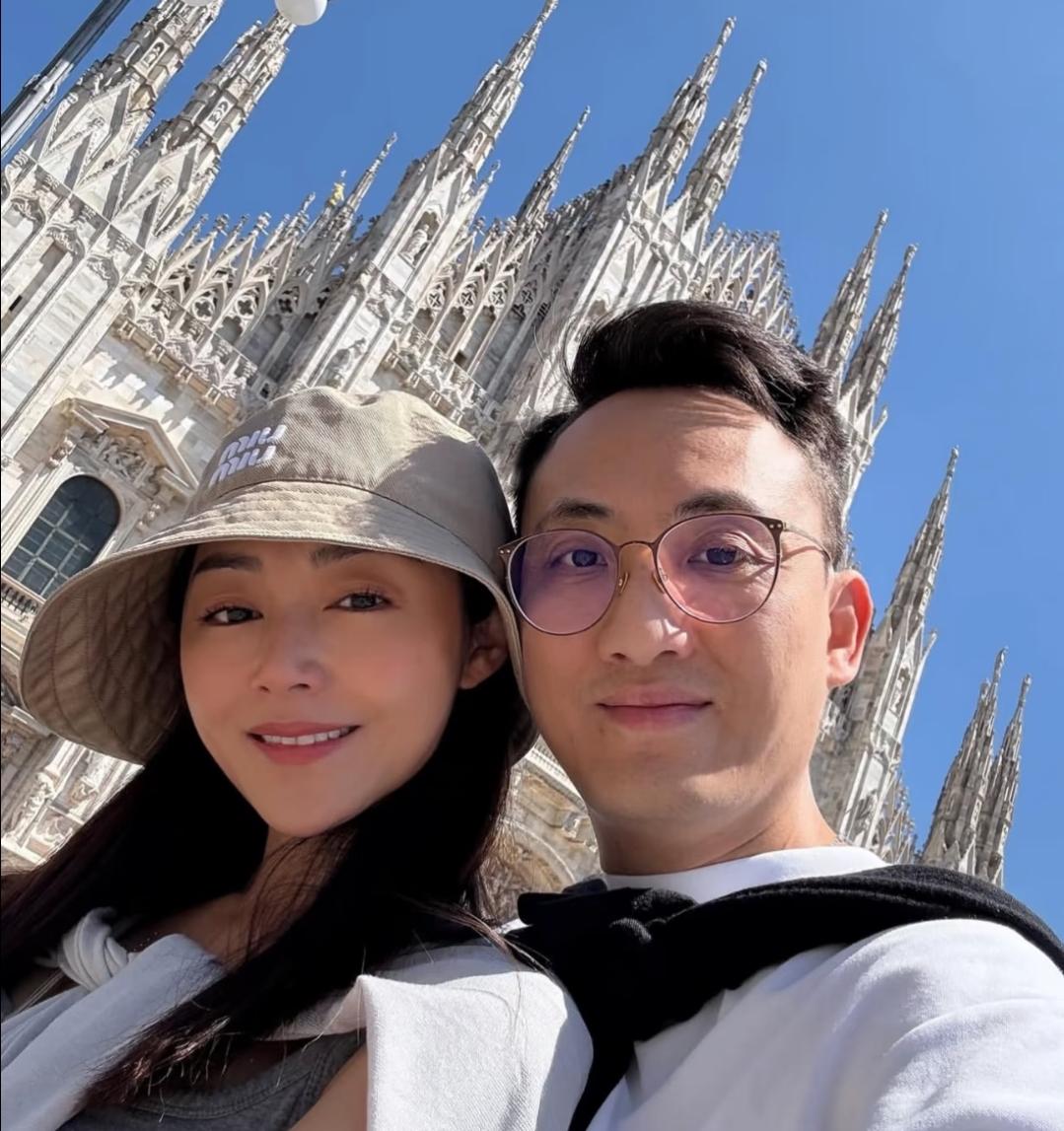 卫诗雅与丈夫周祉安恋爱到结婚时合影都很甜，丈夫周祉安是79年的，45岁的他依旧帅