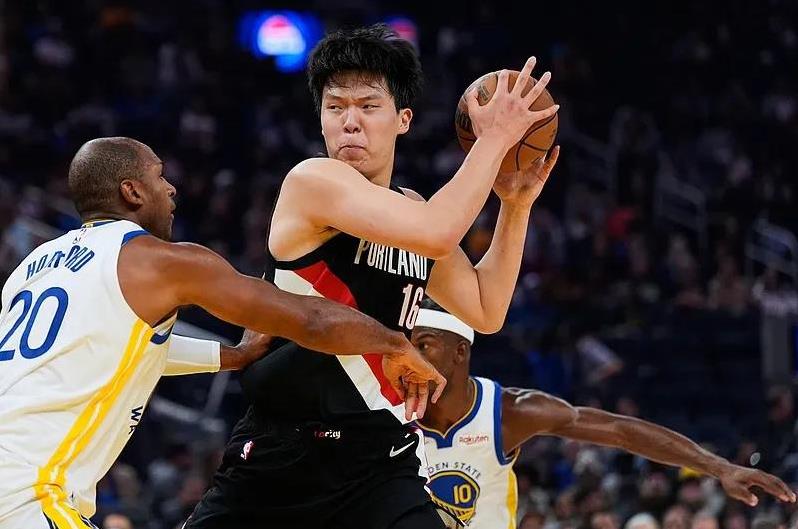 杨瀚森半场0分1板1助攻！这下看到差距了！NBA季前赛开拓者对阵勇士的比赛，杨