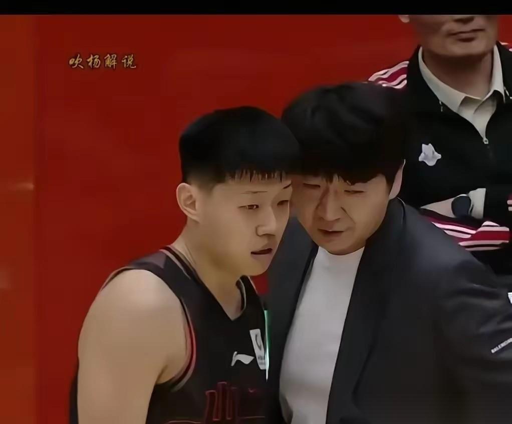 关键时刻掉链子，谁之过？终场哨响，97:103，大屏幕上红色数字格外显眼。又是