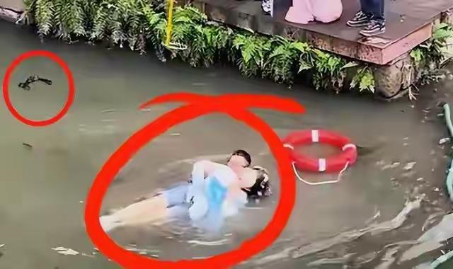 救人反遭嚼舌根，好心咋就成了“错”？傍晚的河边，老张听见扑通声就往水里冲，