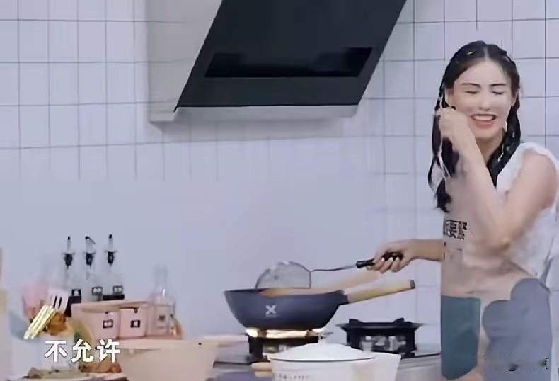 张柏芝的喂养育儿思路十分值得借鉴。采访中主持人询问她三个孩子谁吃饭最乖巧，她坦言