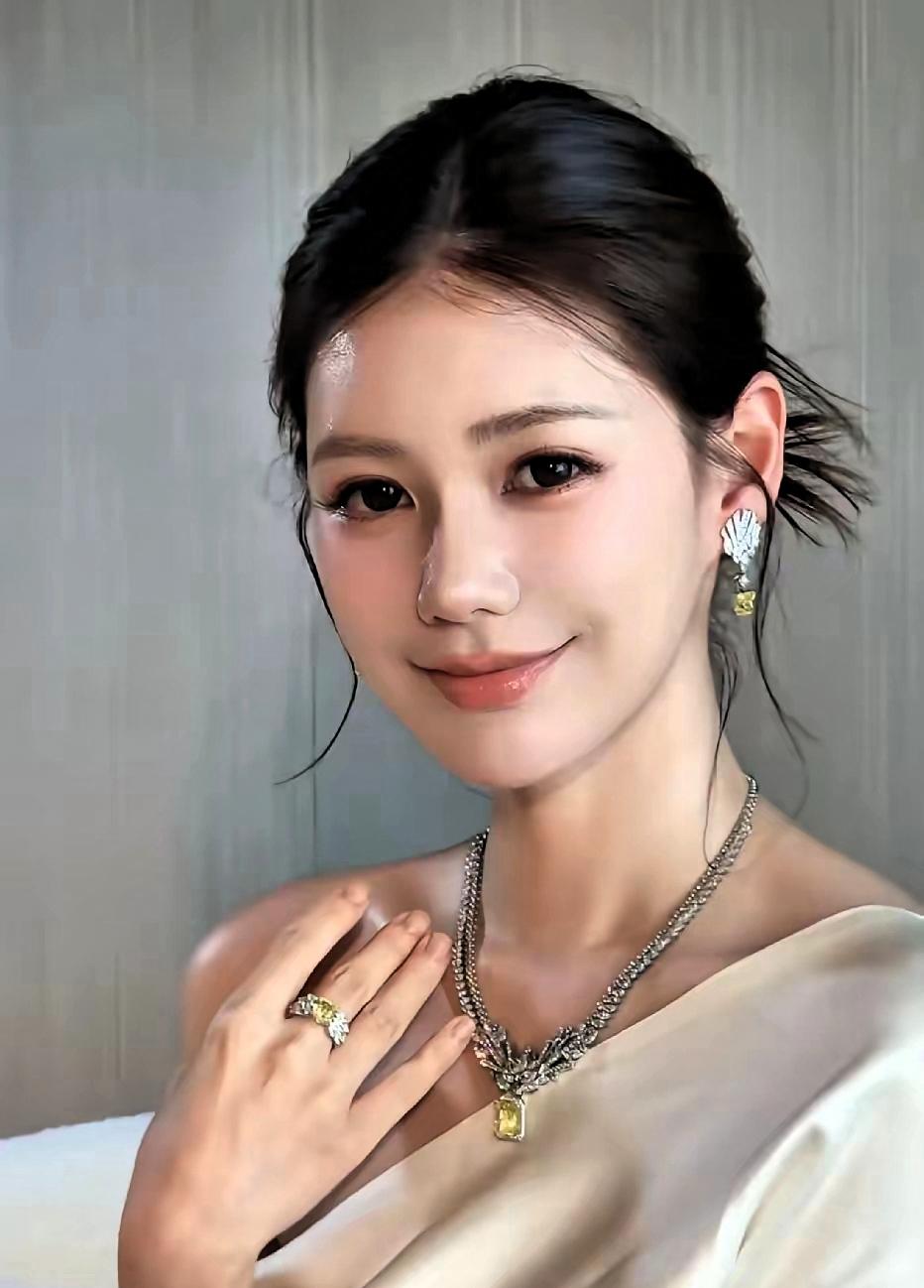 马筱梅晚宴露面那天大家都在看，她穿得好，身体恢复快，大家都说她好，其实是看中那种