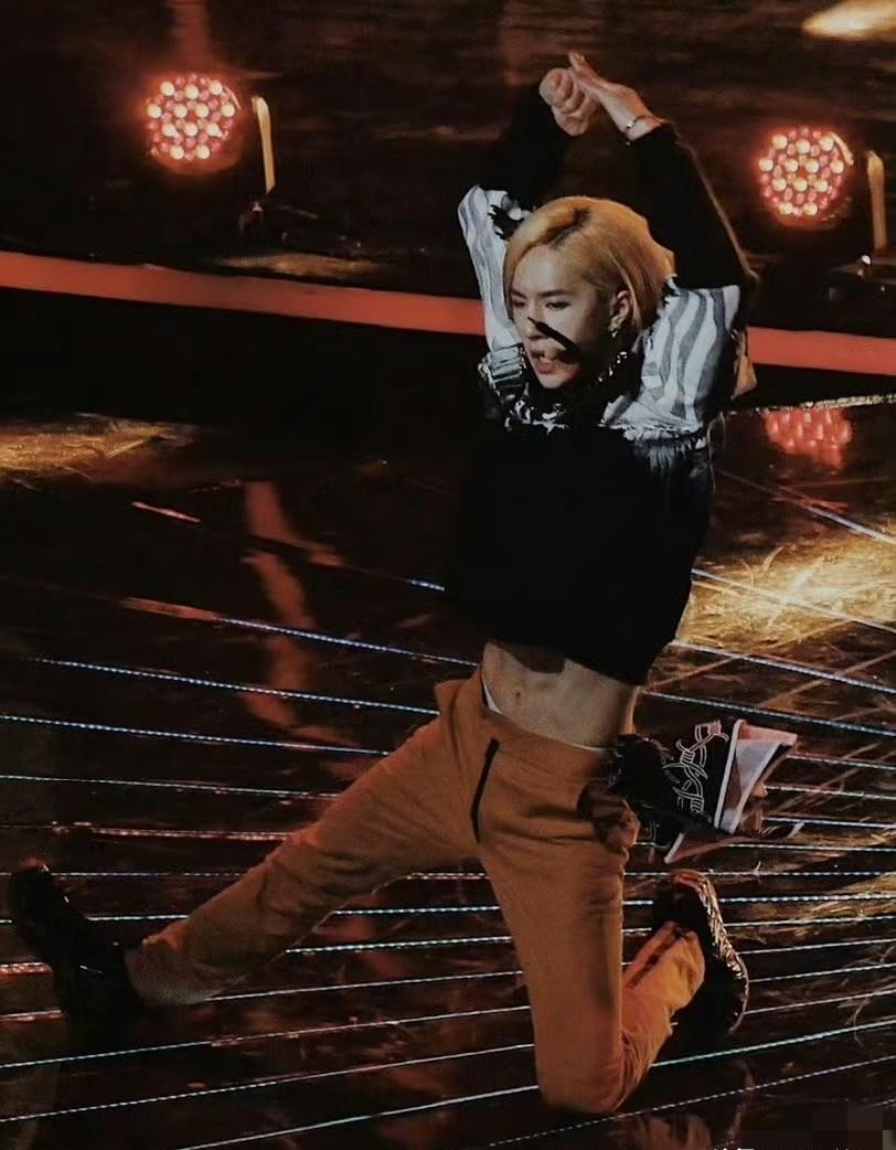 王一博的腹肌“消失”了？这恐怕是娱乐圈最大的错觉。你只看到他调侃自己“只剩一