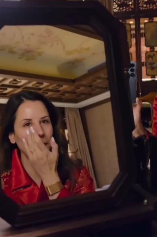 塞尔维亚官方账号晒出塔玛拉夫人化妆照，她还展示了自己要穿的裙子，整个画面氛围感轻