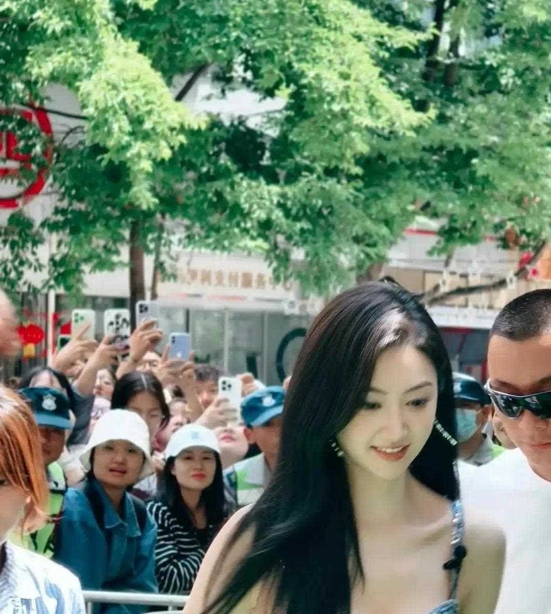 景甜昆明南屏街出席活动，白嫩嫩的小脸蛋无美颜无滤镜仍美到震撼