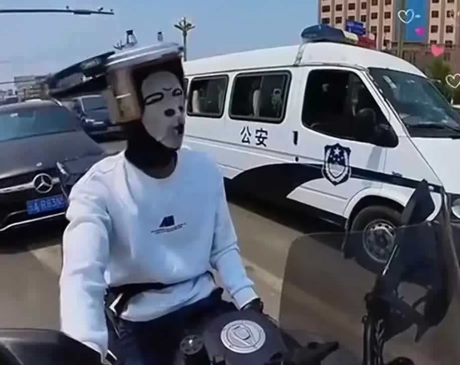 男子戴着