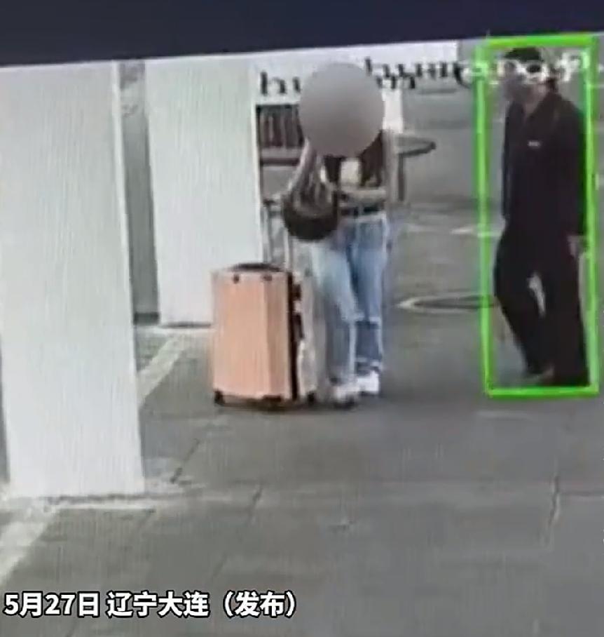 5月27日，辽宁大连瓦房店火车站，下午2点多钟，从列车上下来一位拖着行李箱年轻的