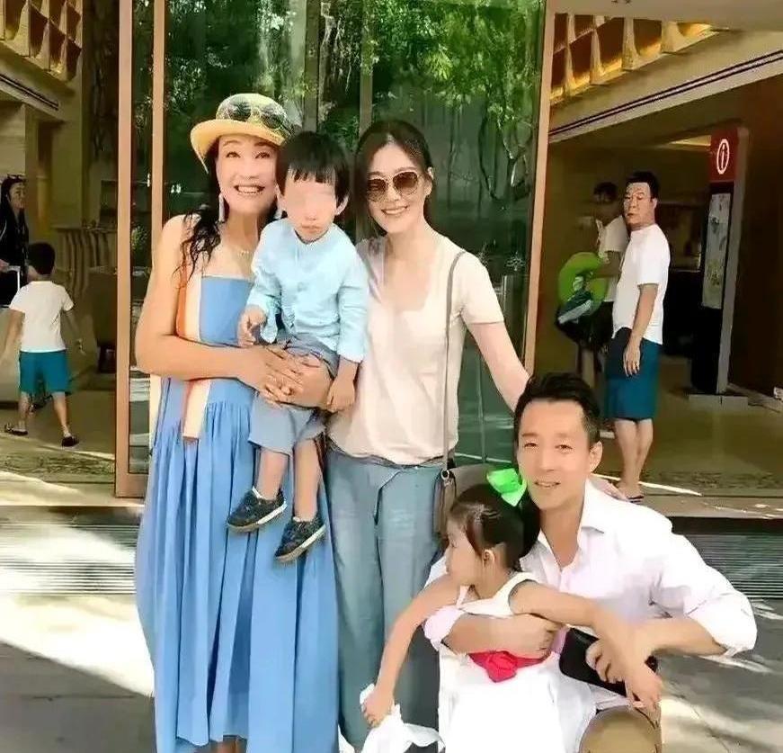 大S去世，汪小菲和马筱梅处理得及时！大S生前最后时刻一直握着女儿汪希玥的手，