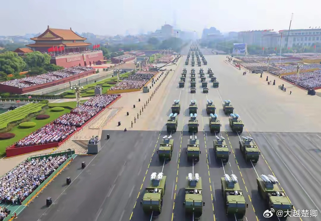 越南小中华名不虚传，连阅兵风格都与中国相似。温馨提示，前两张图是中国，后两张图是