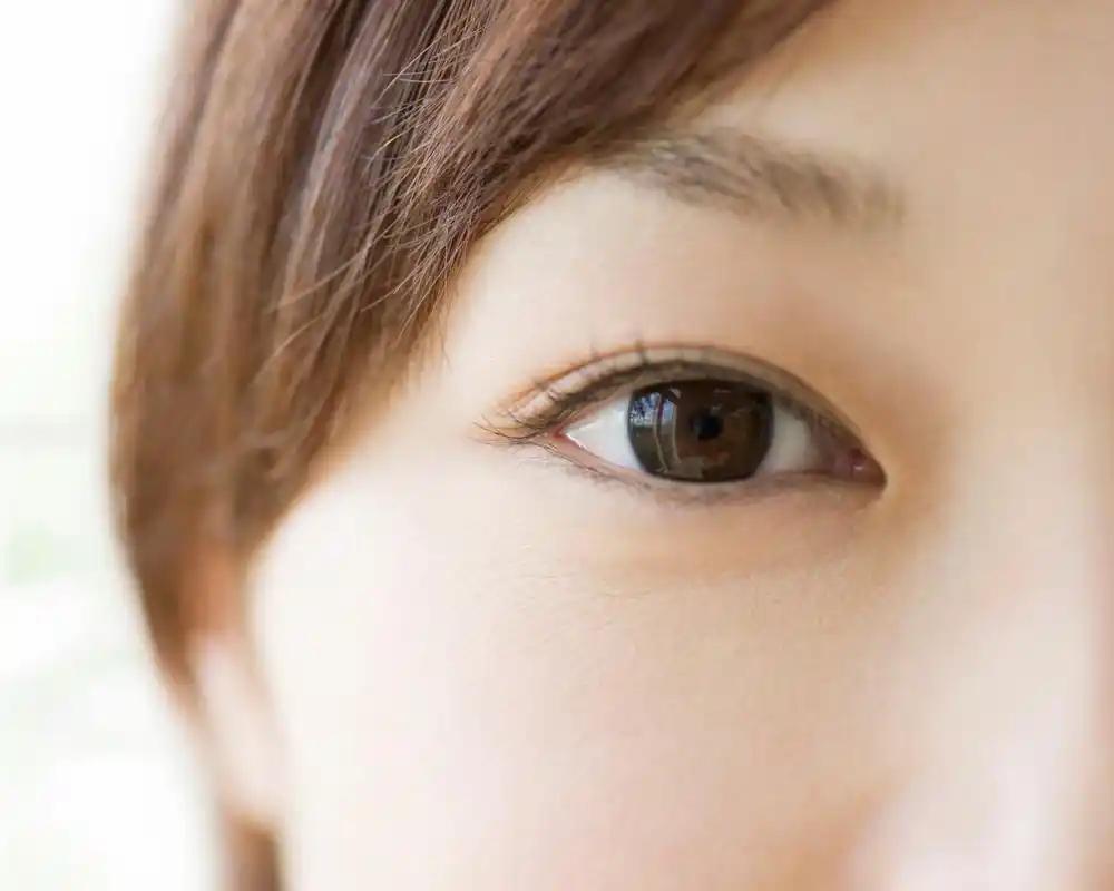 给女人祛魅，方法是敢于看女人的眼睛。很多恋爱经验少的男人，往往不敢看女人的眼睛。